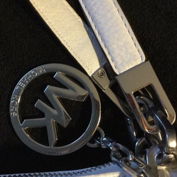 - Michael Kors Pebble Leather Crossbody Purse - Picture 5 of 10